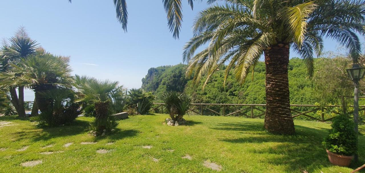 Bed and Breakfast La Cicogna Аджерола Экстерьер фото